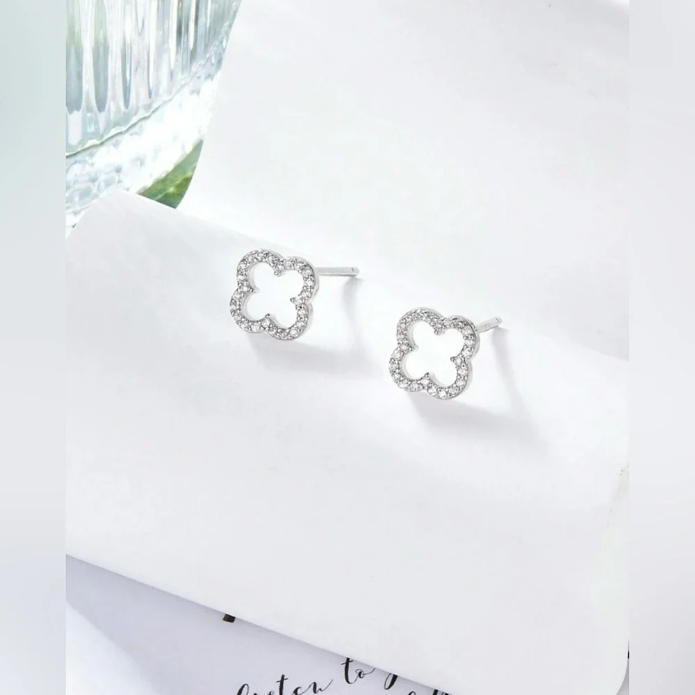 S925Stamped Silver Clover Design Earrings NWT - Picture 3 of 6